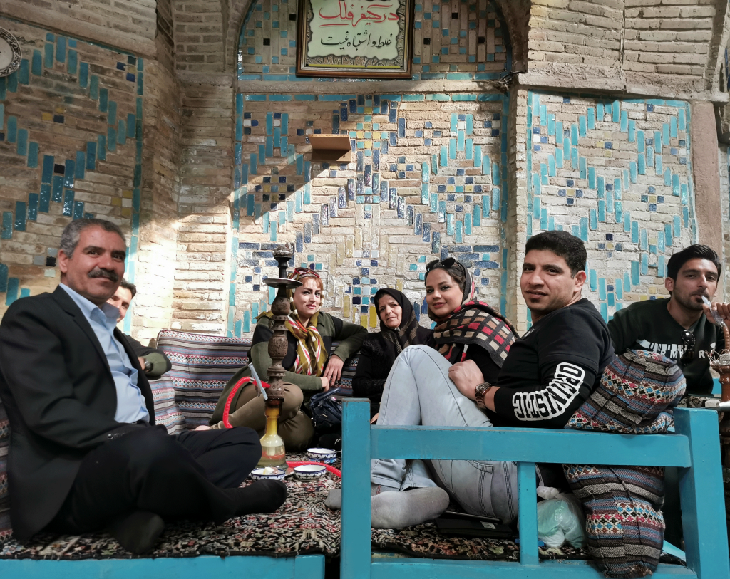 Une famille iranienne dans un restaurant traditionnel à Kerman.